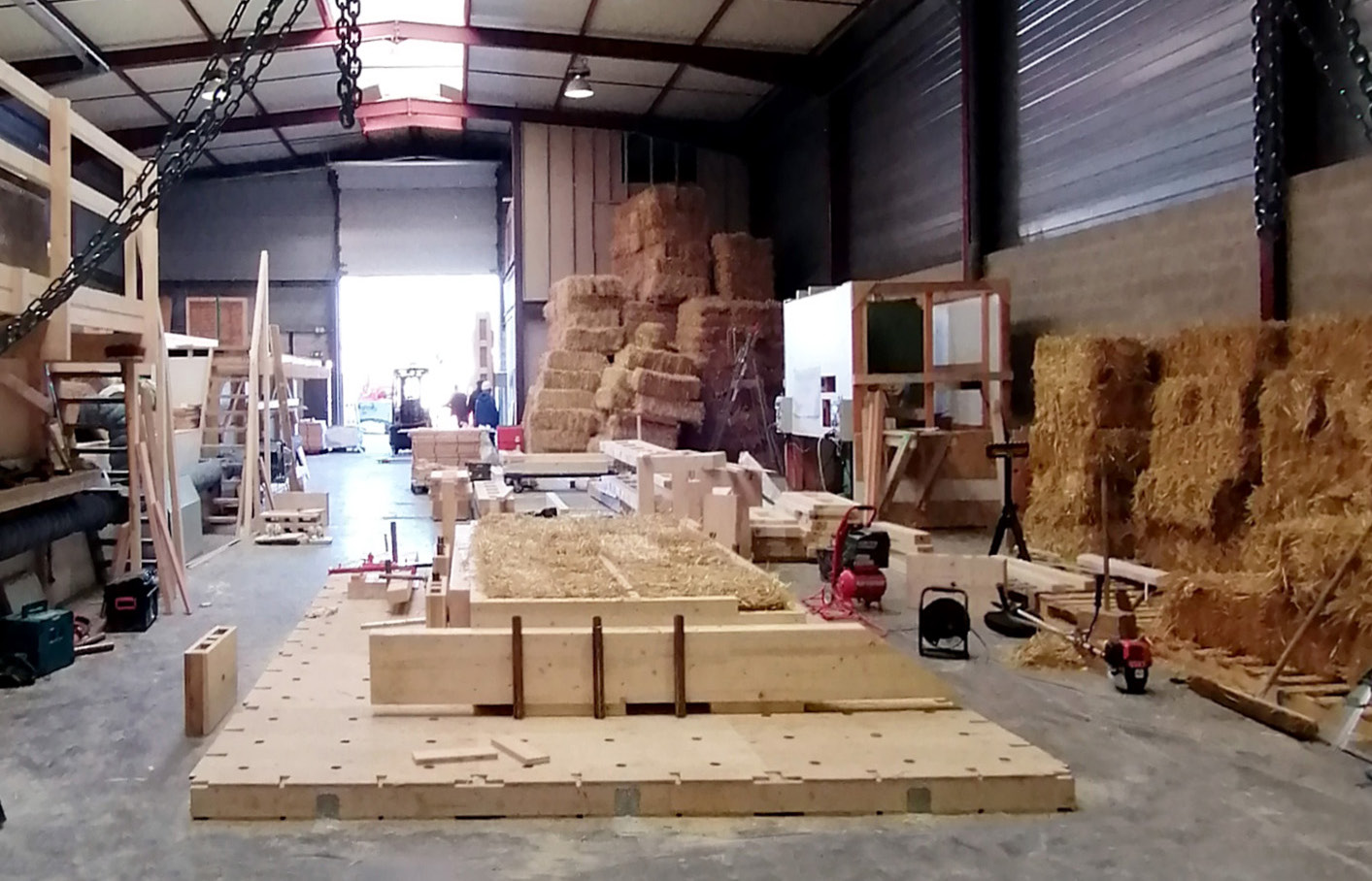 APIJ Bat coopérative fabrique des murs en bois + paille + terre crue à Romainville